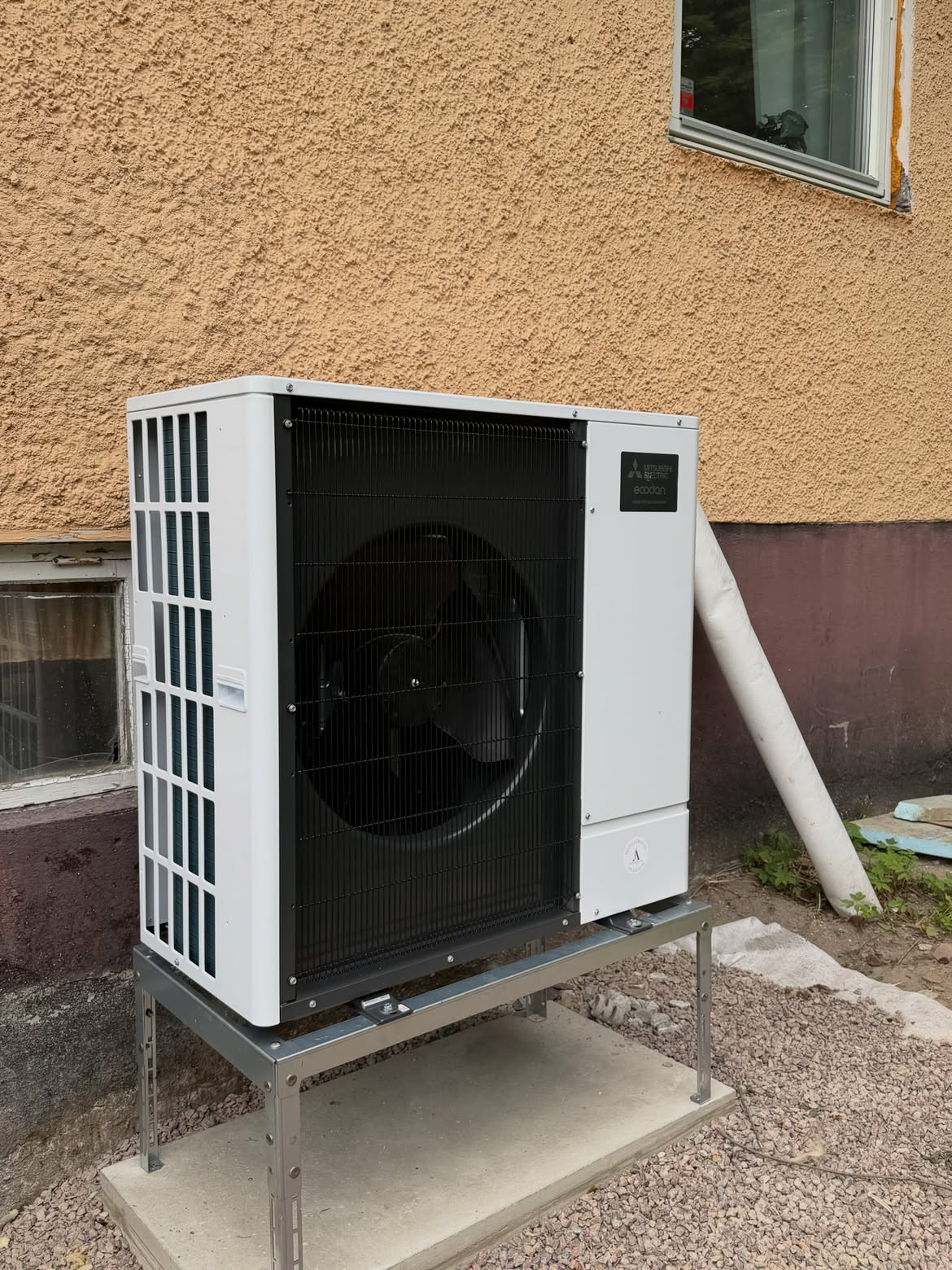 Installerad luft/vatten-värmepump vid fastighet i Västernorrland